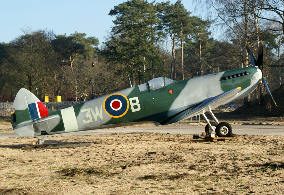 Supermarine Spitfire LF.IX 3W-B (replica)