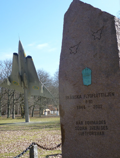 Saab J35J Draken as landmark for Angelholms flyg museum and is showing a memory stone for the closed swedish airforce wing F10 at Ängelholm.